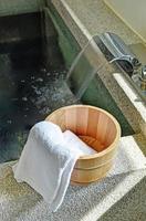 balde de banho com uma toalha