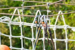 equipamento de segurança de escalada, equipamento de escalada para treinamento seguro de alpinistas. foto