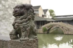 antiga escultura de leão foo na china foto