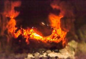 bela lareira antiga com fogo de chama leve para aquecimento de sala de construção foto