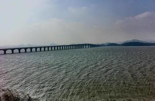 ponte da estrada que conecta ilhas na área do lago suzhou.