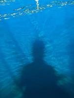 sombra de uma pessoa na piscina de água foto