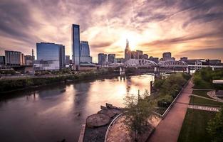 horizonte da cidade de nashville tennessee ao pôr do sol na água foto