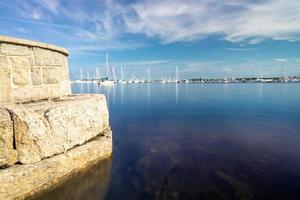 litoral e beira-mar perto de newport rhode island foto