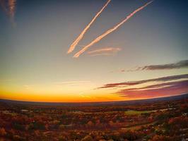 vista aérea de árvores coloridas em um bairro antes do pôr do sol foto