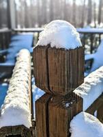 pilar de madeira com uma tampa de neve foto