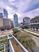 skyline da cidade de charlotte north carolina do estádio do bbt foto