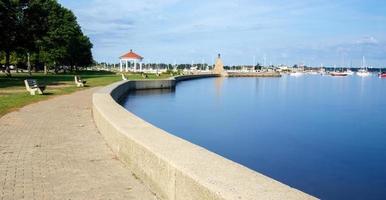 litoral e beira-mar perto de newport rhode island foto