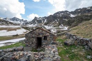 cabana rural com o típico muro de pedra seca em arcalis, ordino em andorra. foto