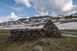 cabana rural com o típico muro de pedra seca em arcalis, ordino em andorra. foto