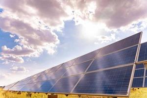 usina solar, célula solar com a temporada de verão, clima quente causa aumento da produção de energia, energia alternativa para conservar a energia do mundo, ideia de módulo fotovoltaico para produção de energia limpa foto