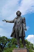 estátua do famoso poeta alexander pushkin, são petersburgo foto