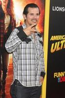 los angeles 18 de agosto - john leguizamo no american ultra premiere no theatre at ace hotel em 18 de agosto de 2015 em los angeles, ca foto