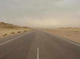 alamein estrada no meio de uma tempestade de areia foto