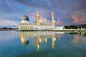 kota kinabalu cidade mesquita malásia foto