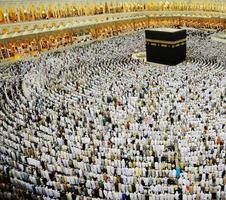 Makkah Kaaba e pessoas que vêm para o Hajj foto