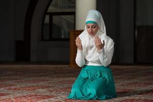 humilde mulher muçulmana oração