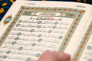 lendo o Alcorão Sagrado