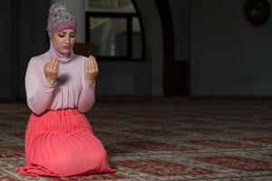 jovem mulher muçulmana rezando foto