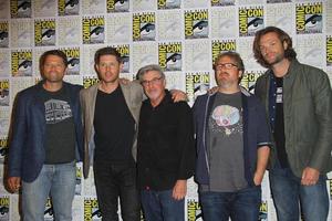 san diego - 23 de julho jared padalecki, robert singer, jensen ackles, misha collins, andrew dabb na comic con domingo de 2017 na convenção internacional da comic con em 23 de julho de 2017 em san diego, ca foto