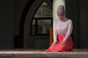 jovem mulher muçulmana rezando foto