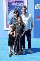 los angeles 22 de setembro - katie aselton, mark duplass, family at the small foot estreia no village theatre em 22 de setembro de 2018 em westwood, ca foto