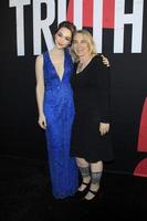 los angeles 12 de abril - violett beane, sua mãe na estréia de verdade ou desafio da blumhouse no cinerama dome em 12 de abril de 2018 em los angeles, ca foto