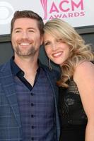 las vegas 2 de abril - josh turner, jennifer ford na academy of country music awards 2017 na t mobile arena em 2 de abril de 2017 em las vegas, nv foto