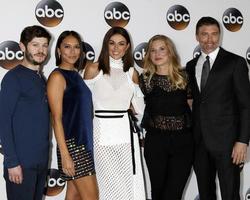 los angeles - 6 de agosto iwan rheon, sonya balmores, serinda swan, ellen woglom, anson mount na festa abc tca summer 2017 no beverly hilton hotel em 6 de agosto de 2017 em beverly hills, ca foto