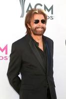 las vegas 2 de abril - ronnie dunn no academy of country music awards 2017 na t mobile arena em 2 de abril de 2017 em las vegas, nv foto