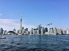 uma vista de toronto do mar perto do aeroporto foto