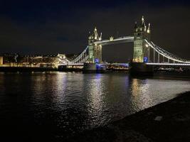 uma vista da ponte da torre em londres foto