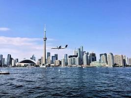 uma vista de toronto do mar perto do aeroporto foto