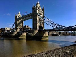 uma vista da ponte da torre em londres foto