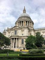 uma vista da catedral de são paulo em londres foto