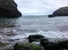 uma vista de tintagel em cornwall na costa foto