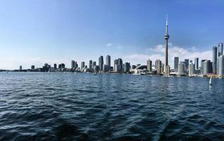 uma vista de toronto do mar perto do aeroporto foto