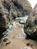 uma vista de tintagel em cornwall na costa foto