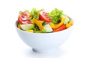 salada de legumes fresca, isolada no branco