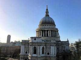 uma vista da catedral de são paulo em londres foto