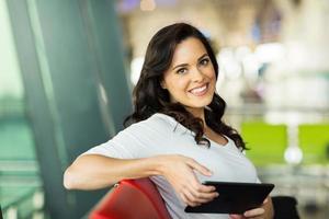 jovem mulher com computador tablet no aeroporto