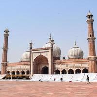 delhi, índia - 15 de abril de 2022 - turistas indianos não identificados visitando jama masjid durante a temporada de ramzan, em delhi 6, índia. jama masjid é a maior e talvez a mais magnífica mesquita da índia foto