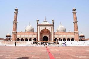 delhi, índia - 15 de abril de 2022 - turistas indianos não identificados visitando jama masjid durante a temporada de ramzan, em delhi 6, índia. jama masjid é a maior e talvez a mais magnífica mesquita da índia foto