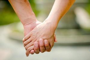 homens e mulheres apertam as mãos com amor no dia dos namorados foto