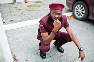 retrato de militar americano africano em uniforme vermelho e boina. foto