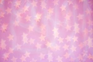 fundo desfocado rosa abstrato com estrelas de luzes de brilho. textura com efeito bokeh em desfocado. conceito de decorações para design, exibição, férias foto