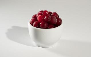 cranberries, vitaminas em branco foto