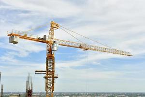 a torre do guindaste no canteiro de obras de um condomínio de arranha-céus. foto