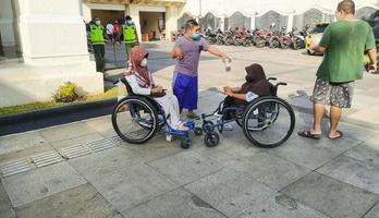 sukoharjo - 26 de maio de 2022 - pessoas com deficiência se reúnem no meio do pátio conversando foto