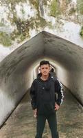 sukoharjo - 5 de junho de 2022 - jovem asiático vestido de preto em pé no meio do túnel taman sari foto